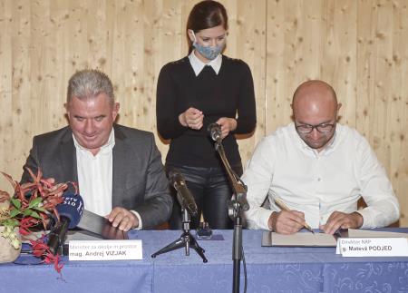 Podpis pogodbe o državnem sofinanciranju Notranjskega parka 07 Foto Tine Šubic